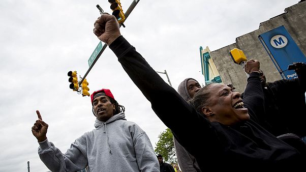 Alegría en Baltimore después de que la Fiscalía dijera que presentará cargos contra policías por la muerte de Gray Alegría en Baltimore después de que la Fiscalía dijera que presentará cargos contra policías por la muerte de Gray