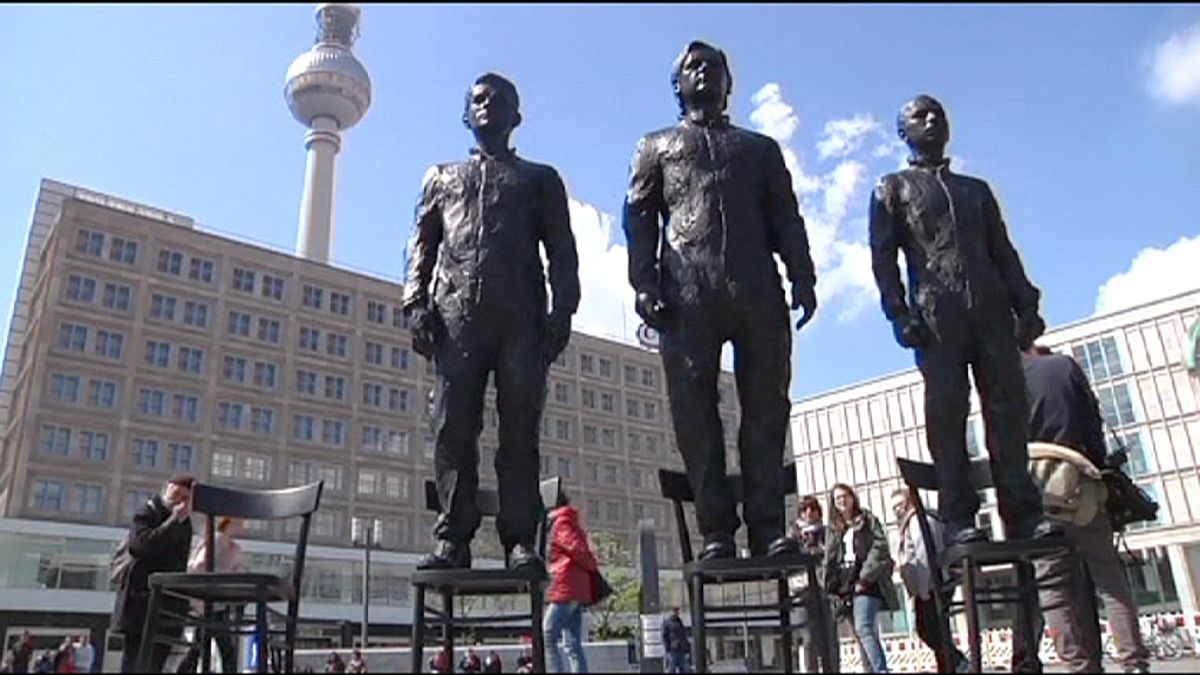 Αγάλματα των Σνόουντεν, Ασάνζ, Μάνινγκ στο Βερολίνο