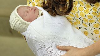 Royal baby davanti alle telecamere. Kate, William e la piccola a Kensington