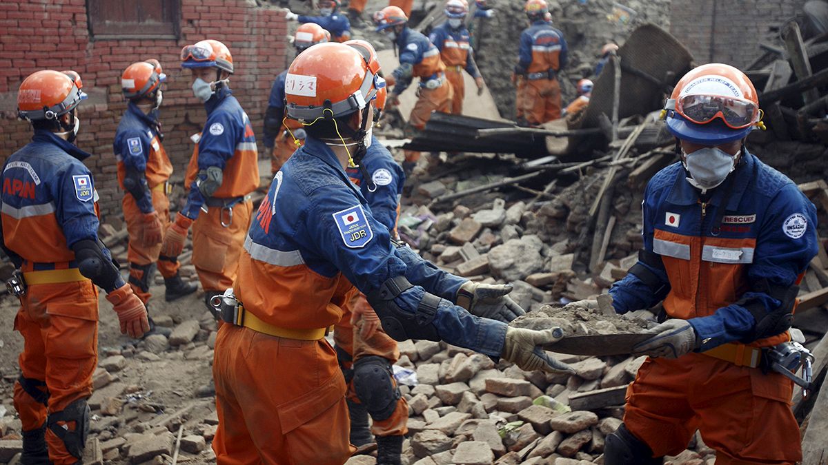 Éheznek a földrengés túlélői Nepálban