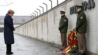 La Merkel partecipa a una cerimonia per la liberazione del campo di Dachau