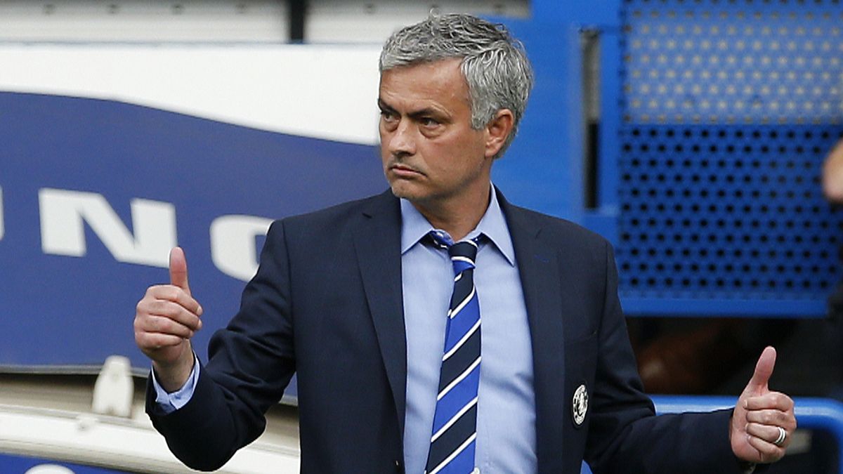 Mourinho leads Chelsea to another Premiere League title