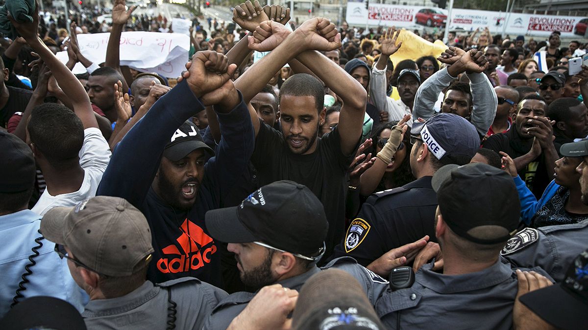 A rendőri brutalitás ellen tüntettek izraeli etiópok Tel Avivban