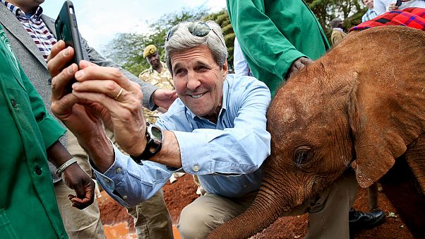 Kenya: il selfie di Kerry con l'elefantino Kenya: il selfie di Kerry con l'elefantino