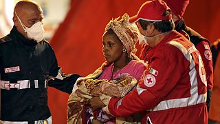 Los guarda costas italianos llevan a cabo la mayor operación de rescate de inmigrantes en lo que va de año