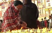 Nepal celebra su principal fiesta religiosa conmocionado tras el seísmo