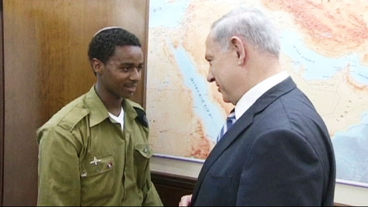 Израиль: Нетаньяху встретился с избитым полицией эфиопским евреем