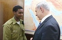 Netanyahu recibe al soldado etíope golpeado por dos policías para calmar la situación en Israel