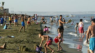 Κύπρος: Online κρατήσεις για... ξαπλώστρες και ομπρέλες στις παραλίες!