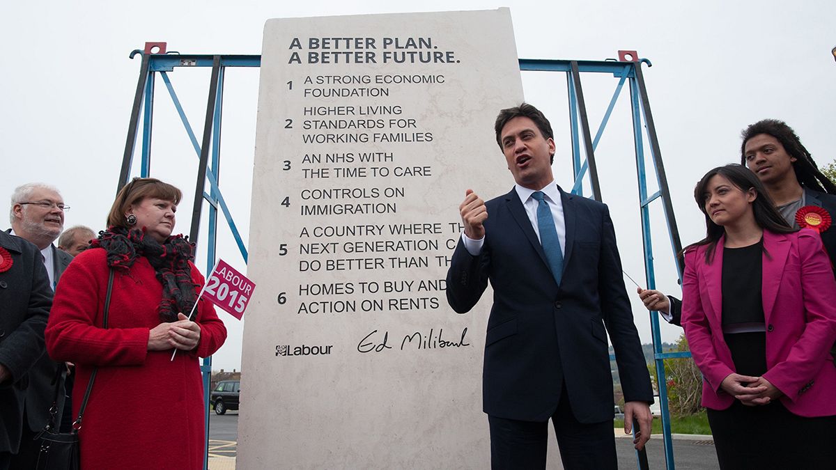 Regno Unito, Ed "Mosé" Miliband scrive il suo programma sulla pietra