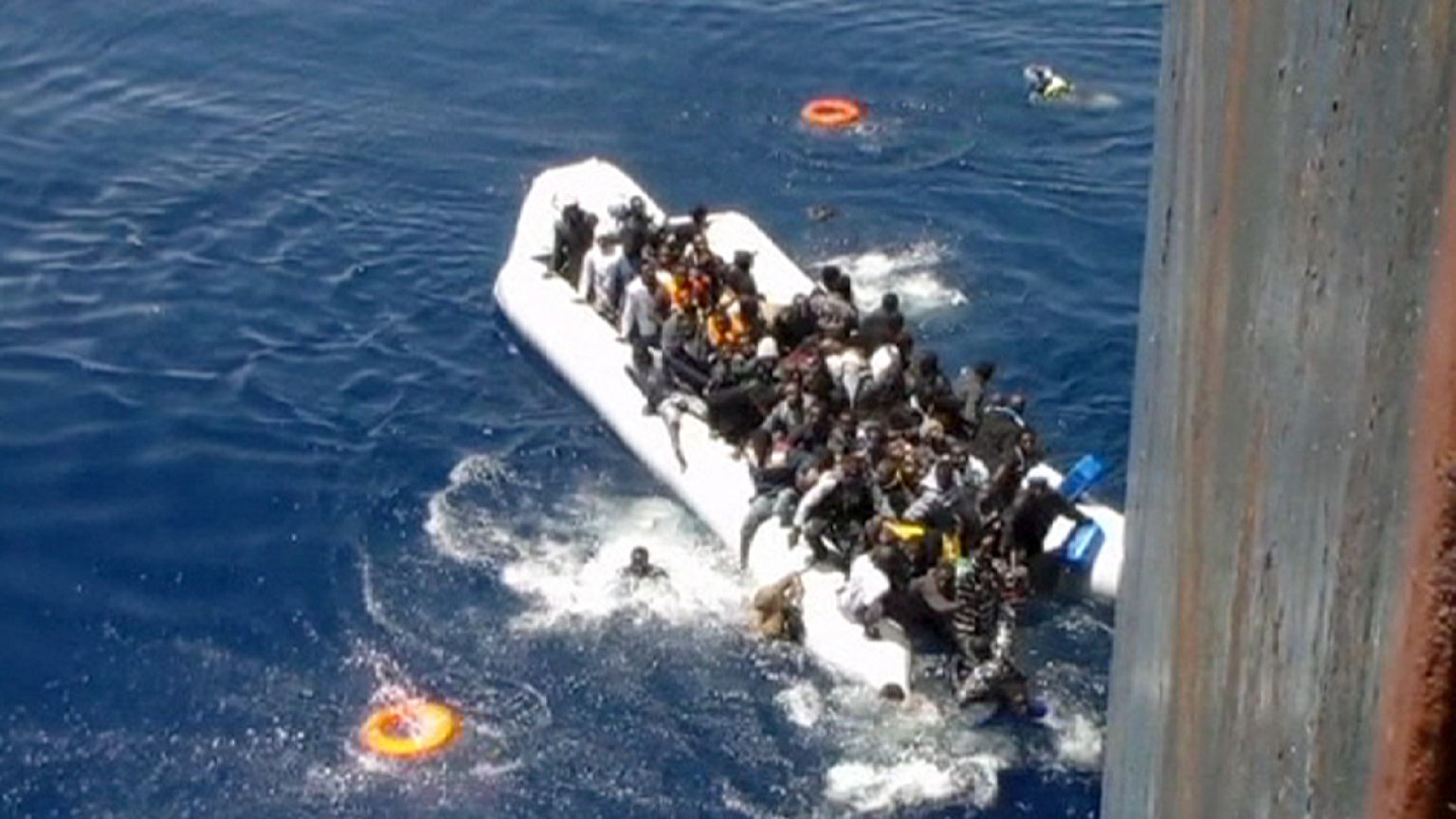 Strage Mediterraneo, ancora salvataggi e vittime