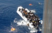 حوالي 40 شخصاً قضوا بعد غرق قاربهم المطاطي في المتوسط