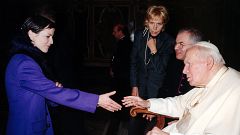 Image: Dolores O'Riordan greets Pope John Paul II at the Vatican