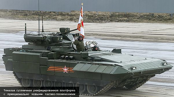 Armata-T-14: Putin glänzt mit neuem Hightech-Panzer Armata-T-14: Putin glänzt mit neuem Hightech-Panzer