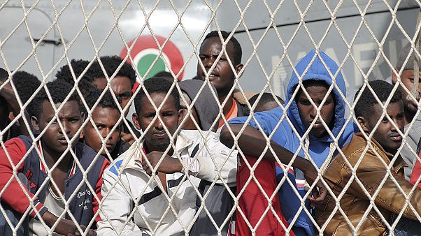 Mittelmeer: Fast hundert Bootsflüchtlinge von dahintreibendem Schiff gerettet Mittelmeer: Fast hundert Bootsflüchtlinge von dahintreibendem Schiff gerettet