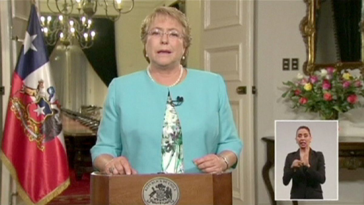 Chilean President Bachelet sacks cabinet