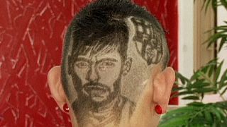 Neymar'ın portresini müşterinin saçına kazıdı