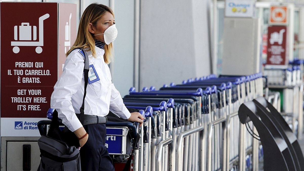 ايطاليا تعيد فتح المطار الرئيسي بروما بعد السيطرة على حريق ضخم