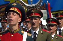Katonák énekelnek a moszkvai győzelem napi parádén.