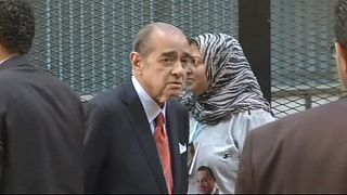 محكمة جنايات القاهرة تقضي بسجن مبارك ونجليه 3 سنوات