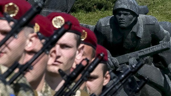 Kiev et Donetsk célèbrent la victoire de 1945 chacun de son côté Kiev et Donetsk célèbrent la victoire de 1945 chacun de son côté
