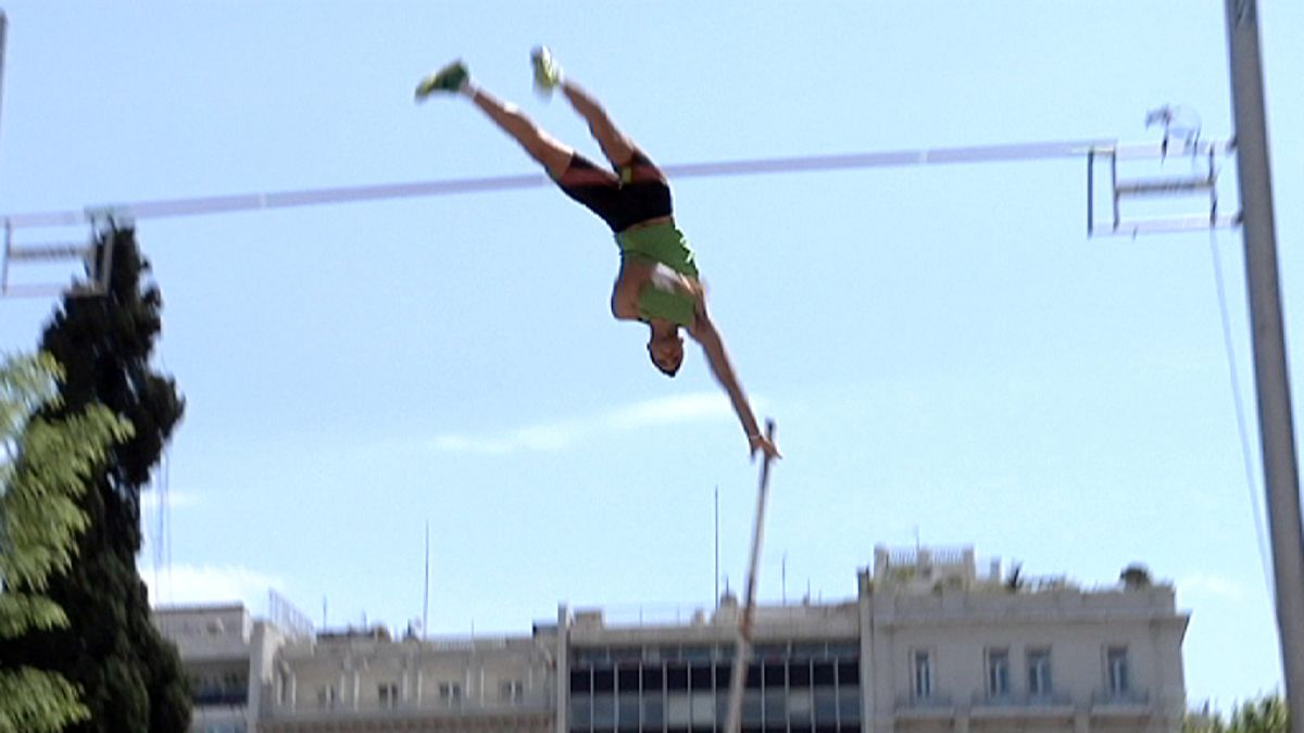 Las calles de Atenas se llenan de saltadores con pértiga