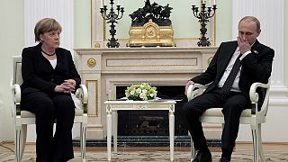 Angela Merkel rencontre Vladimir Poutine à Moscou pour relancer un processus de paix très précaire en Ukraine
