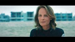 Helen Hunt szörfdeszkára pattan