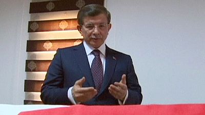 رئيس وزراء تركيا يعبر الحدود السورية لزيارة ضريح سليمان شاه