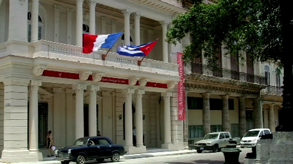فرانسوا هولاند في زيارة تاريخية إلى كوبا