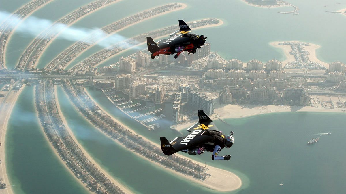 El hombre pájaro vuela sobre Dubai