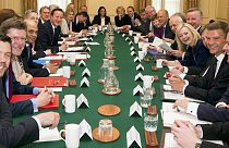 Prima riunione del nuovo governo britannico, un monocolore Tory