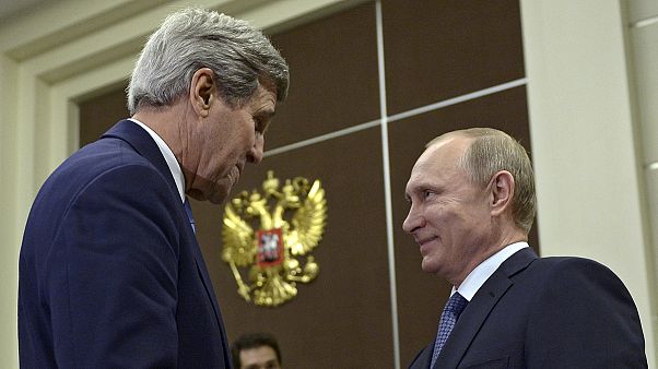 Путин угостил Керри крымским вином и "разъяснил ему свою позицию" Путин угостил Керри крымским вином и "разъяснил ему свою позицию"