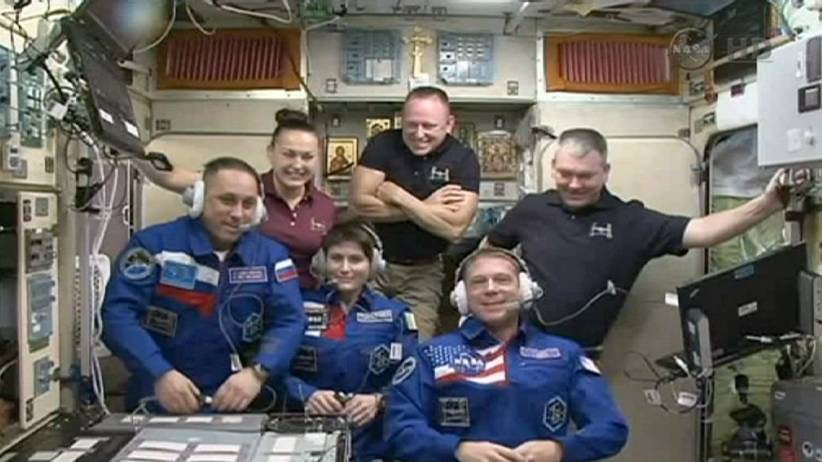 Из-за падения "Прогресса" космонавты не покинут МКС вовремя
