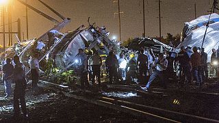 Al menos 5 muertos y medio centenar de heridos al descarrilar un tren en Filadelfia