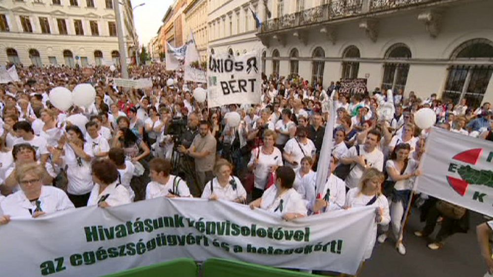 Protesting healthcare workers in Budapest demand better conditions |  Euronews