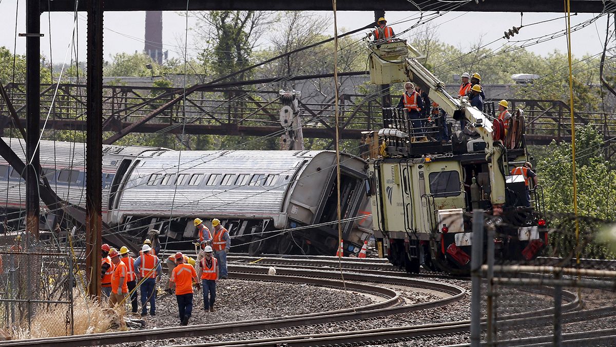 EUA: Investigadores tentam apurar causas do descarrilamento de um comboio em Filadélfia