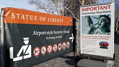 Image: A sign announcing the closure of the Statue of Liberty, due to the U