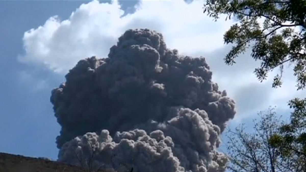 لحظة ثوران بركان تيليكا في نيكاراغوا