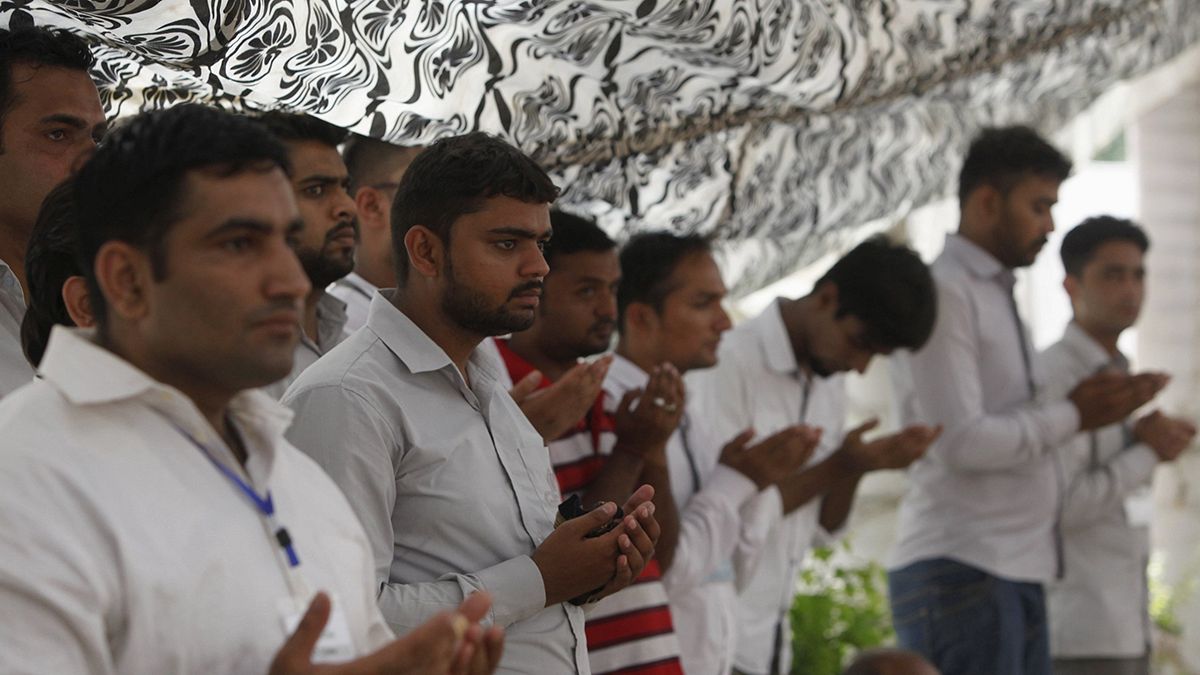 Pakistan, funerali collettivi per le vittime dell'attacco di Karachi