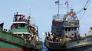 Milhares de migrantes à deriva no sudeste asiático são vítimas de "pingue-pongue humano"