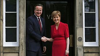 Cameron e Sturgeon debatem autonomia da Escócia