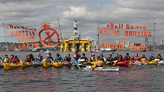 Le trivelle della Royal Dutch Shell arrivano a Seattle sulla via dell'artico. Proteste
