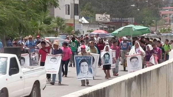 Manifestantes piden justicia por desaparición de 43 estudiantes en Guerrero Manifestantes piden justicia por desaparición de 43 estudiantes en Guerrero