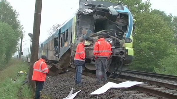Trágyaszállító ütközött vonattal Németországban- több halott Trágyaszállító ütközött vonattal Németországban- több halott