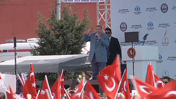 Tayyip Erdogan lamenta pena de morte dada a Morsi Tayyip Erdogan lamenta pena de morte dada a Morsi
