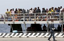 Italia: más de 400 inmigrantes rescatados en el mar