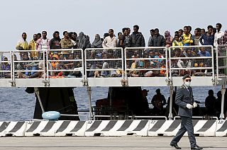 Migrant crisis: Hundreds more people flock to Italy