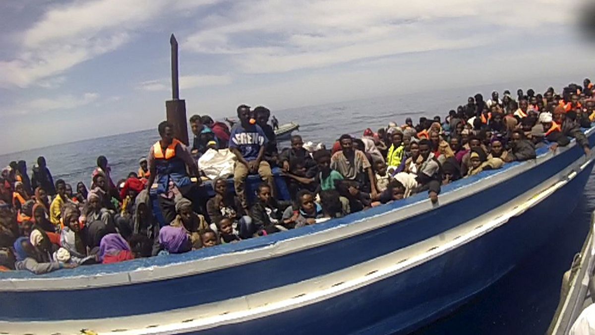 Ministros da UE debatem missão contra imigração ilegal no Mediterrâneo