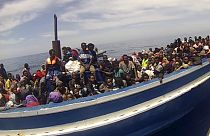 Ministros da UE debatem missão contra imigração ilegal no Mediterrâneo